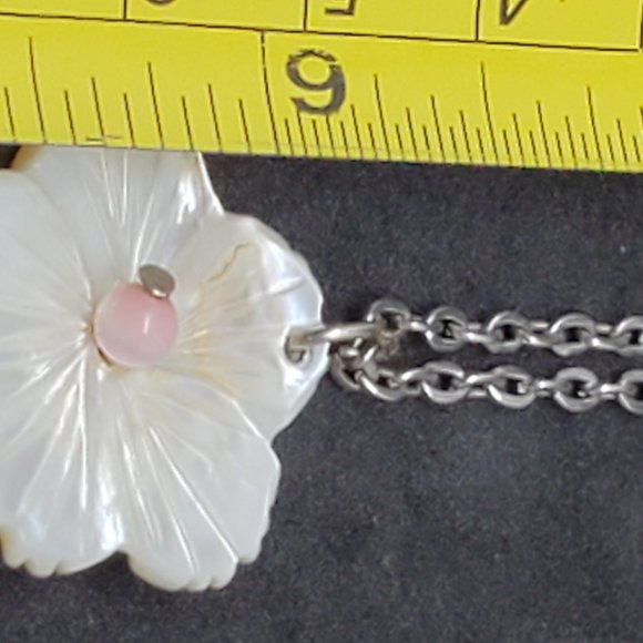 Hand Carved Mother Of Pearl Flower Pendant Anklet - Picture 2 of 3